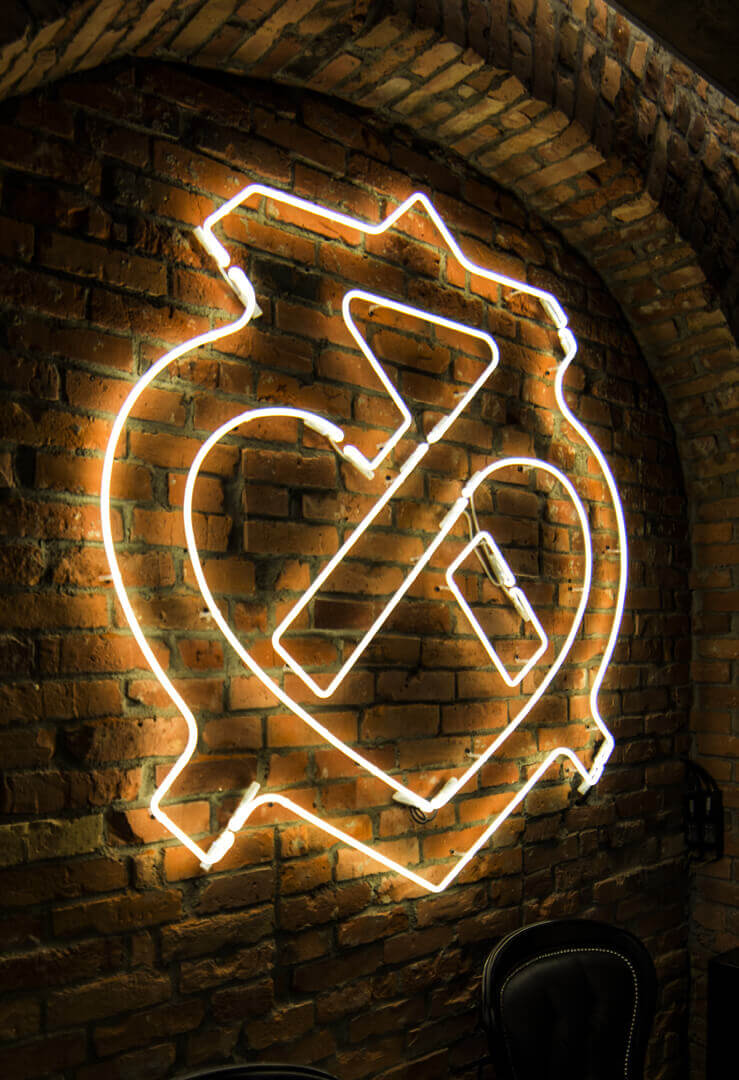 neon-chivas-helder-neon-licht-op-de-wand-met-ceglass-coctail-bar-elixir-logo-neon-interieur-reclame-met-neon-teken-logo-herb-gdansk